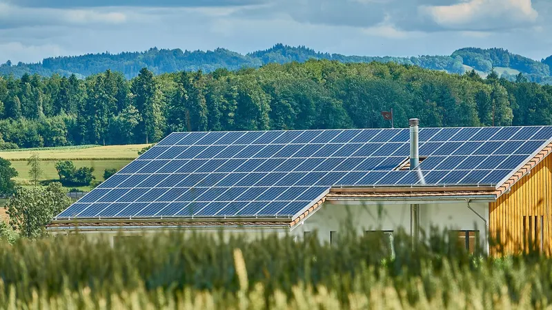 Pannelli fotovoltaici sul tetto di un edificio pubblico, con le colline sullo sfondo