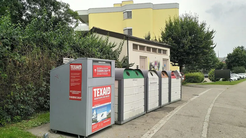 Contenitori per la raccolta differenziata in un’area attrezzata accanto alla strada