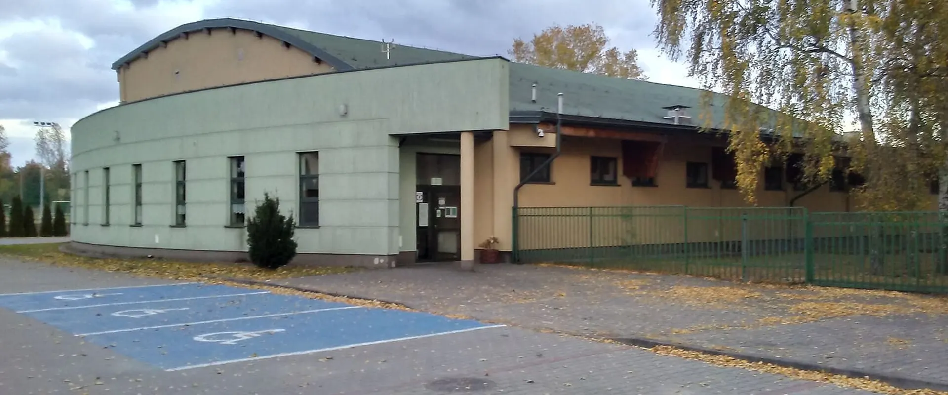 Esterno del palazzetto dello sport con il parcheggio riservato davanti