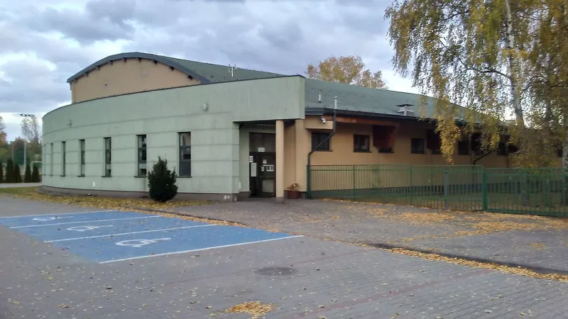 Esterno del palazzetto dello sport con il parcheggio riservato davanti