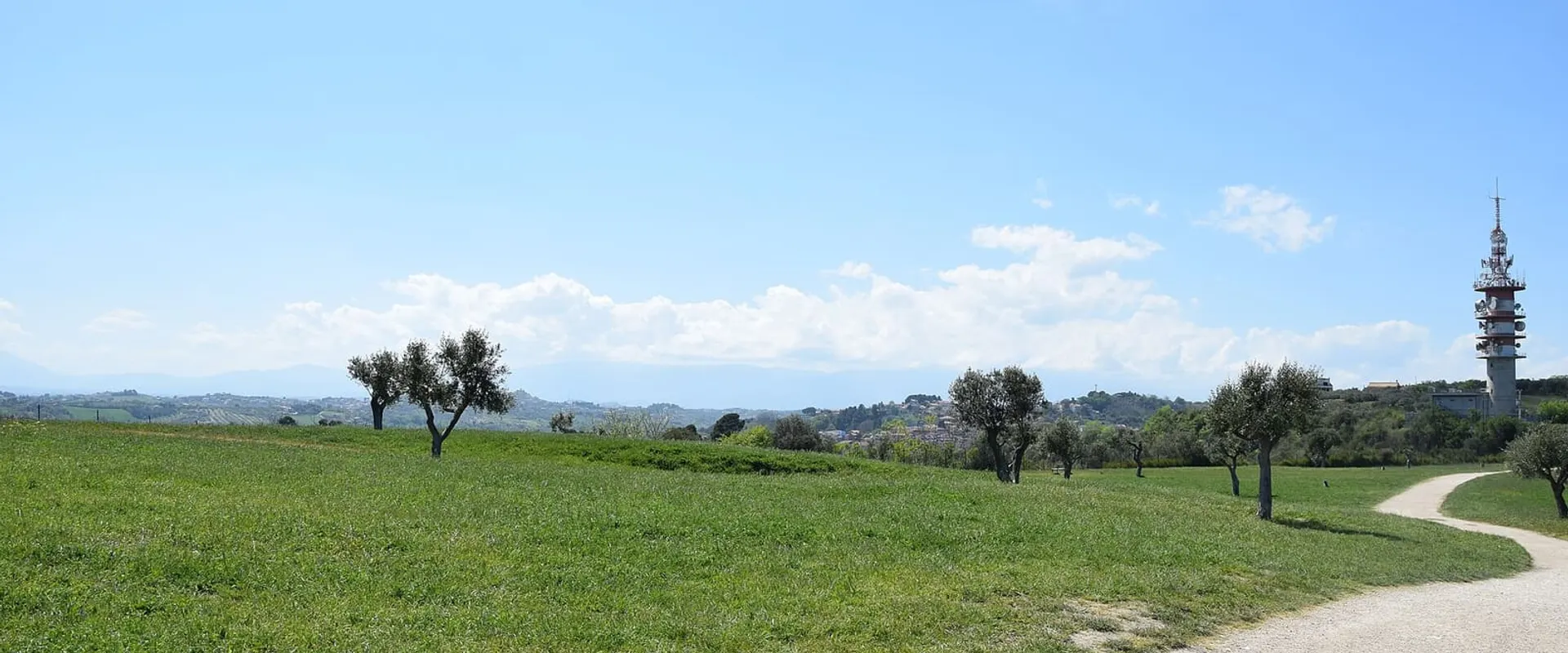 Prato del parco attraversato da un vialetto in terra battuta